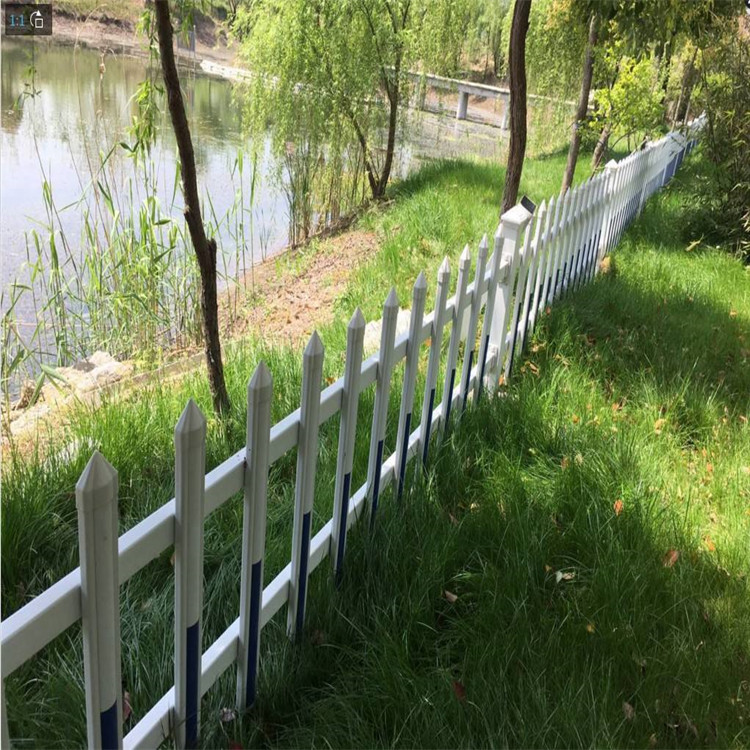 Green lawn guardrail