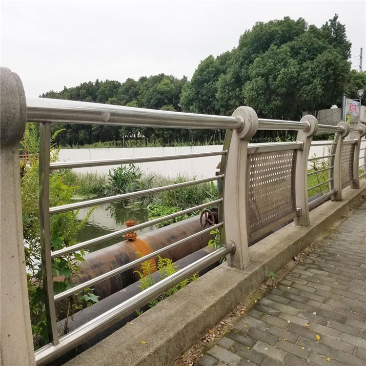 Green landscape guardrail